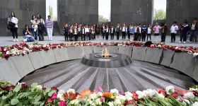 Les Arméniens commémorent le 111ᵉ anniversaire du génocide à Erevan