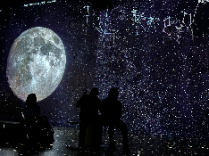 L’Atelier des Lumières décroche la Lune: une odyssée immersive signée Tom Hanks