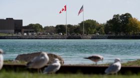 Mi-mandat: les droits de douane avec le Canada au coeur de la campagne au Michigan 