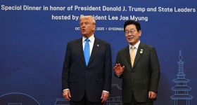 De la poignée de main à la poignée d’accords : Trump refait le monde du commerce en Asie