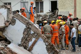 Inde: les recherches continuent après l'effondrement meurtrier d'un immeuble