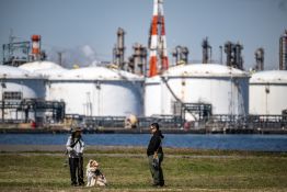 Le pétrole s'installe à 100 dollars, les marchés suspendus à la guerre au Moyen-Orient