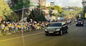 La foule prête sur la route du palais de Baabda
