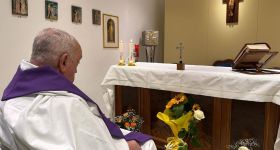 L'Eglise catholique s'apprête à célébrer Pâques, dans le flou sur la présence du pape