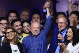 Brésil: Lula décroche un quatrième mandat, Bolsonaro veut l'annulation du scrutin