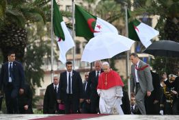 Au début d’une visite historique en Algérie, Léon XIV appelle au «pardon»