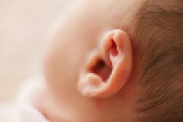 Les États-Unis approuvent une première thérapie génique contre une forme de surdité génétique