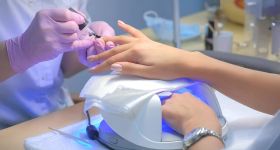 La manucure semi-permanente en péril: le TPO classé cancérigène