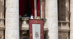 Le pape François fait une apparition émotive pour Pâques, malgré sa convalescence