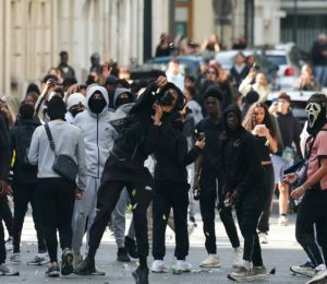 Violences en France: de nouveaux couvre-feux prévus mardi soir