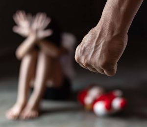 «C’est pour ton bien», la phrase qui apprend à l’enfant à subir en silence