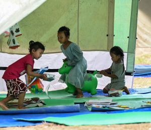 Népal: les enfants touchés par la crue, entre douleur et espoir