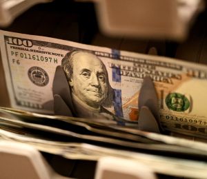 Le dollar recule malgré la hausse de l’inflation américaine, la Fed jugée peu pressée de relever ses taux