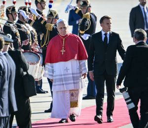 Après un discours offensif à l'Elysée, le pape Léon arrive à l'Unesco