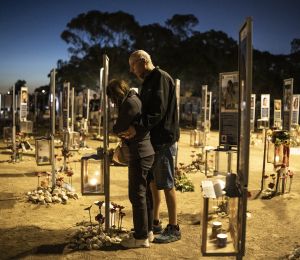 7-Octobre: hommage teinté de tensions politiques avant les élections en Israël