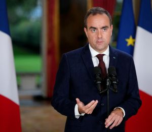 France: Lecornu joue l'apaisement avec les lycéens, veut faire baisser le prix de l'essence