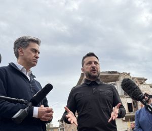 Poutine «terrorise» les civils pour gagner la guerre, dit Miliband en visite en Ukraine