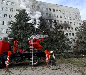 Ukraine: 15 morts dans des frappes russes, Zelensky dénonce l'accord Russie-USA sur le diesel