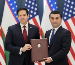 En Ouzbékistan, Marco Rubio pousse l'avantage américain