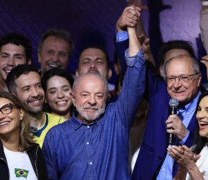 Brésil: Lula décroche un quatrième mandat, Bolsonaro veut l'annulation du scrutin