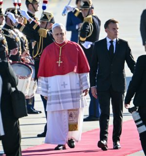 Après un discours offensif à l'Elysée, le pape Léon arrive à l'Unesco