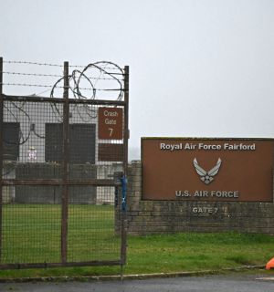 Royaume-Uni: l'antiterrorisme enquête après un incident près d'une base aérienne, cinq arrestations