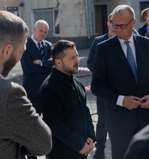 Le chancelier allemand Merz en visite en Ukraine, un pont de Kiev attaqué de nouveau