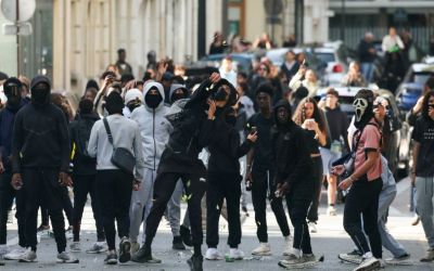 Violences en France: de nouveaux couvre-feux prévus mardi soir