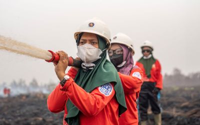 Des femmes pompiers contre les incendies