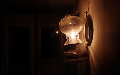 La lampe à huile, éclairer avant l’interrupteur