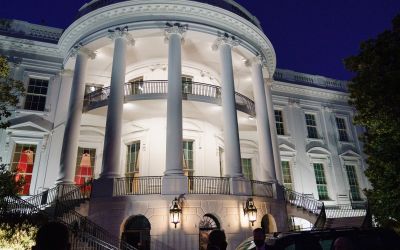 Trois médias chassés de la Maison Blanche par Trump demandent à un juge de garantir leur accès