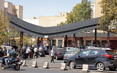 Files d'attente à Téhéran devant des stations-service après l'annonce de sanctions américaines