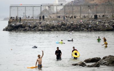 Ceuta: début du transfert de migrants des plages vers le port de l'enclave espagnole