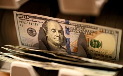 Le dollar recule malgré la hausse de l’inflation américaine, la Fed jugée peu pressée de relever ses taux