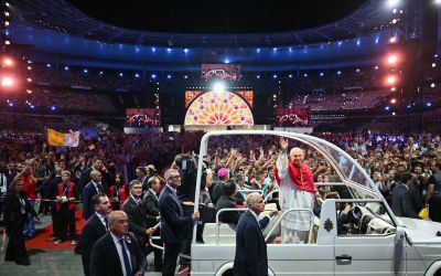 Accueil de rock star au Stade de France pour Léon XIV