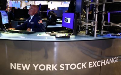 Le dollar bondit, porté par les inquiétudes budgétaires et énergétiques