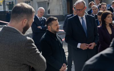 Le chancelier allemand Merz en visite en Ukraine, un pont de Kiev attaqué de nouveau
