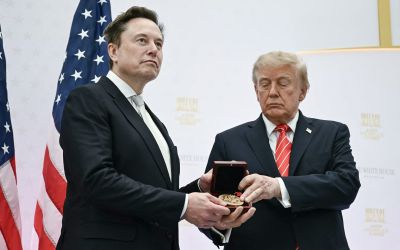 Trump décore Musk d'une médaille scientifique et le qualifie de «trésor national»
