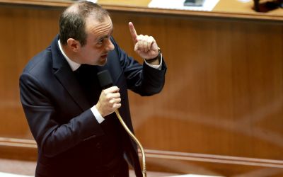 Lecornu reçoit les syndicats, Macron appelle à «la fermeté»