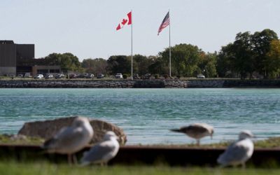 Mi-mandat: les droits de douane avec le Canada au coeur de la campagne au Michigan 