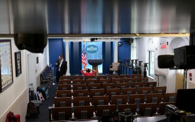 Exclus de la Maison Blanche par Trump, trois médias américains saisissent la justice