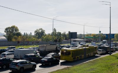 Ukraine: chaos routier à Kiev après la fermeture d'un pont touché par des frappes russes
