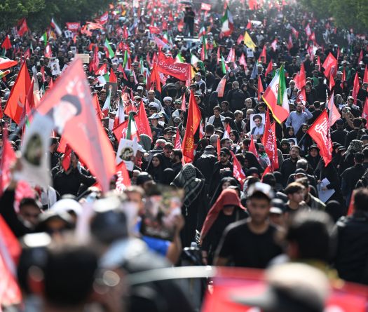 Le cortège funèbre de Khamenei en marche à Téhéran, une marée humaine attendue