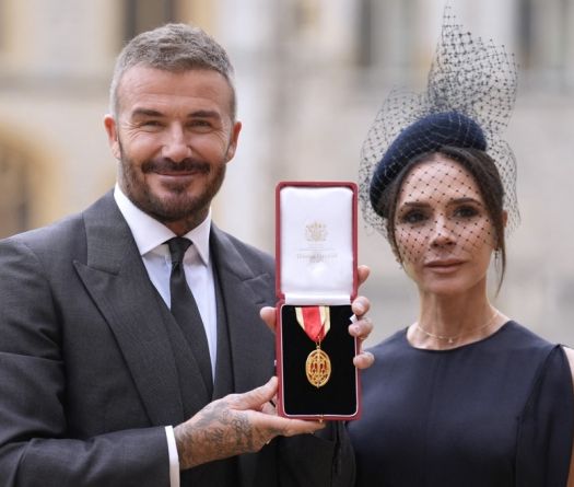 Arise and bend it: Sir David, genou à terre, Angleterre debout