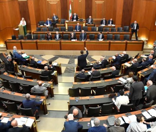 Le Parlement abolit la peine de mort et adopte la loi sur les médias