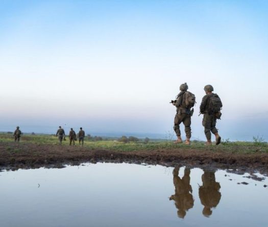 Israël mobilise ses troupes à sa frontière nord et frappe à Beit Lif au Liban-Sud