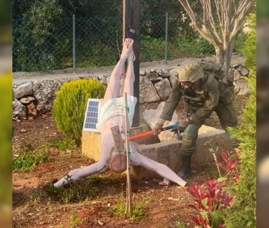 L'armée israélienne confirme que le soldat photographié frappant une statue de Jésus est israélien