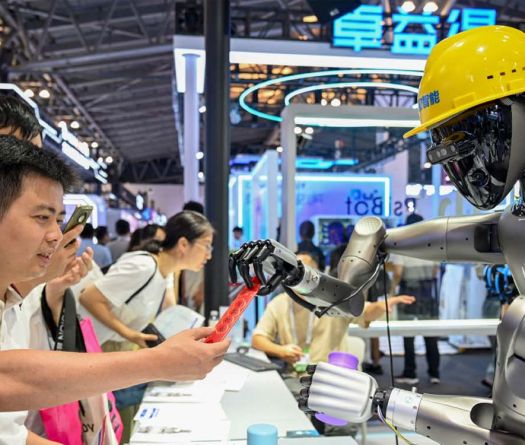 Les robots humanoïdes volent la vedette lors de la Conférence IA de Shanghai 2025