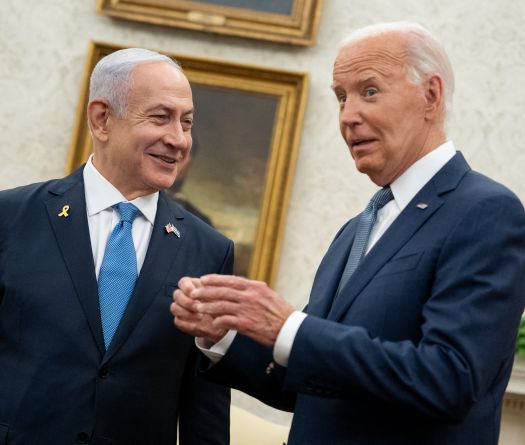 Netanyahou a dit à Biden envisager de frapper des sites militaires iraniens, selon le Washington Post