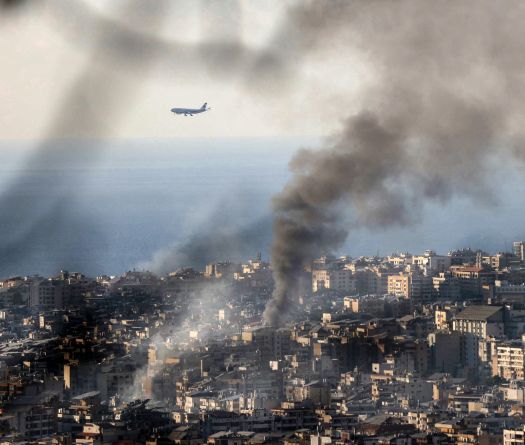 À l'aéroport de Beyrouth, les avions décollent et atterrissent malgré les bombardements israéliens